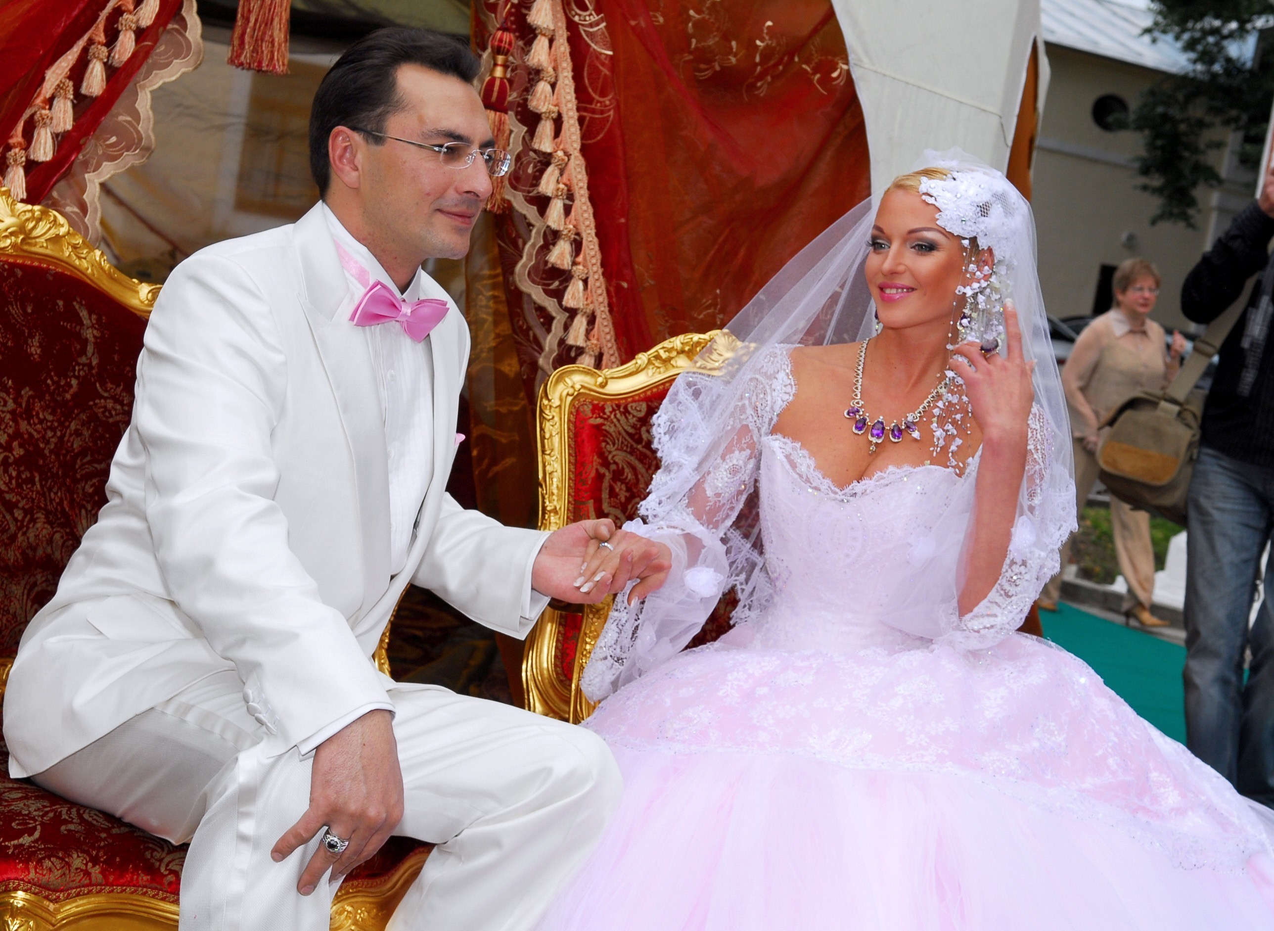 «Платье, как у принцессы Дианы»: Волочкова раскрыла подробности предстоящей свадьбы