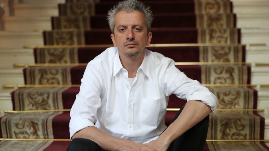 Константин Богомолов, назначенный художественным руководителем Театра на Малой Бронной, в фойе театра.