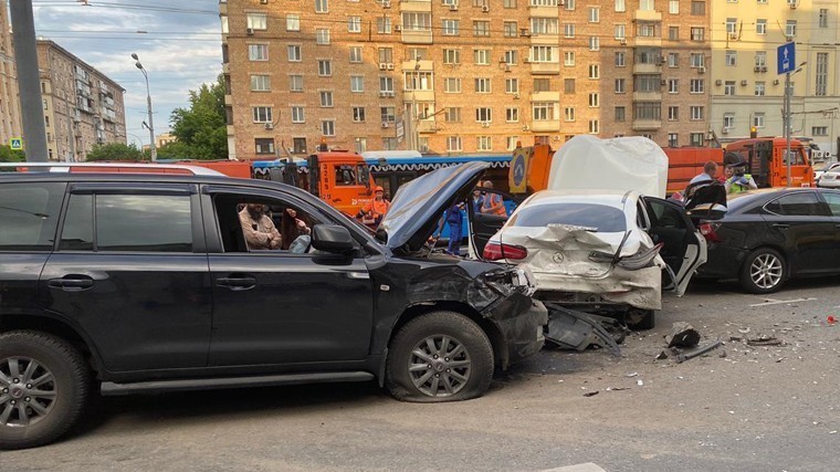Видео: потерявший сознание водитель устроил массовое ДТП в центре Москвы