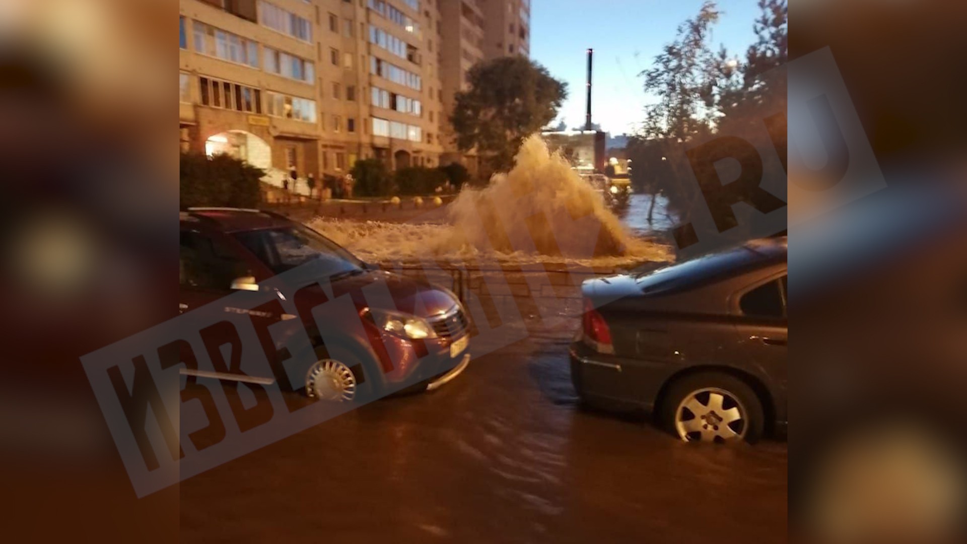 «Купальный сезон открыт»: машины «утонули» после серьезного прорыва трубы в Петербурге