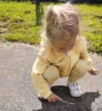 «Такое прекрасное утро!» — Влад Соколовский гуляет с двухлетней дочкой — видео