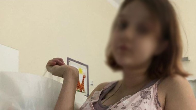 Забеременевшая 13-летняя школьница показала новорожденную дочь