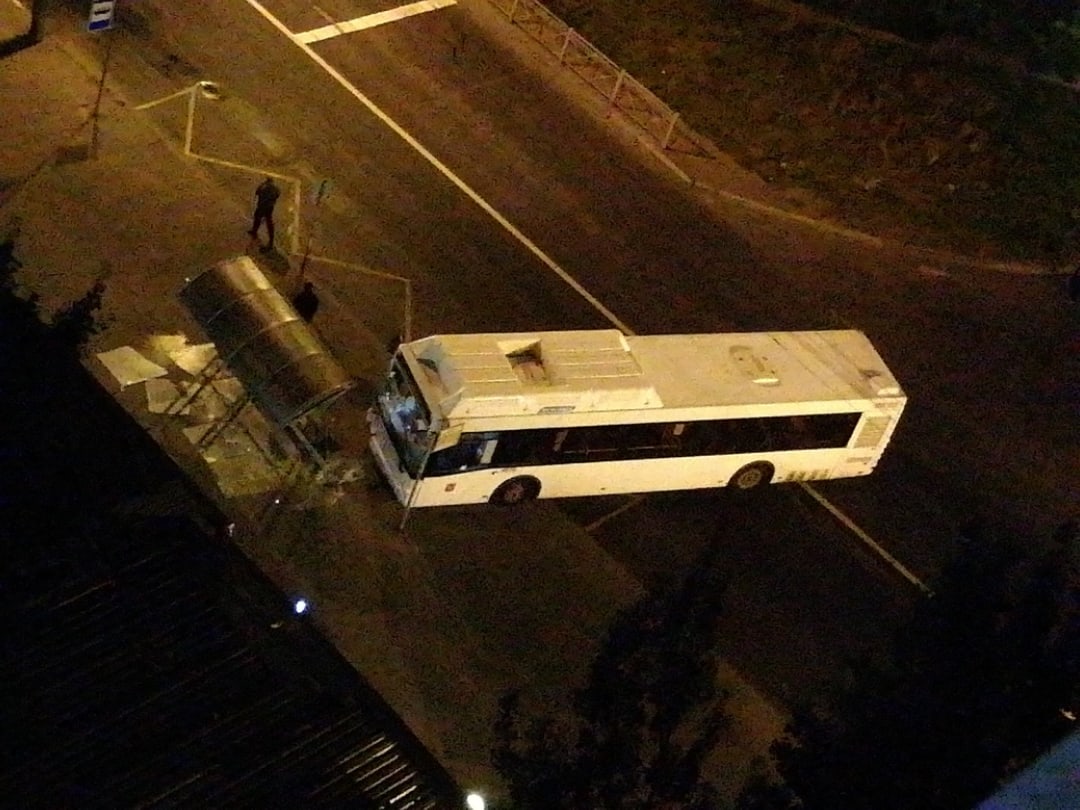 Автобус врезался в остановку в Петербурге — фото