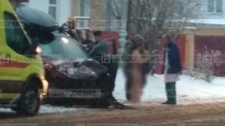 В Костроме случилось ДТП с четырьмя авто и одним голым водителем — фото