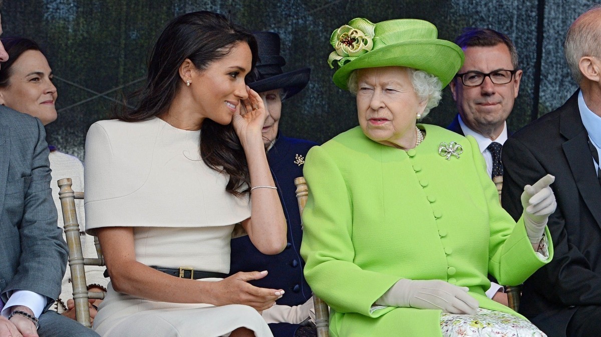Королева Елизавета II и герцогиня Сассекская Меган во время официального визита в графстве Чеширв 2018-м