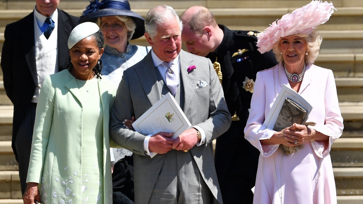 Слева направо: Мама Меган Маркл Дория, принц Чарльз Уэльский и герцогиня Корнуолльская Камилла
