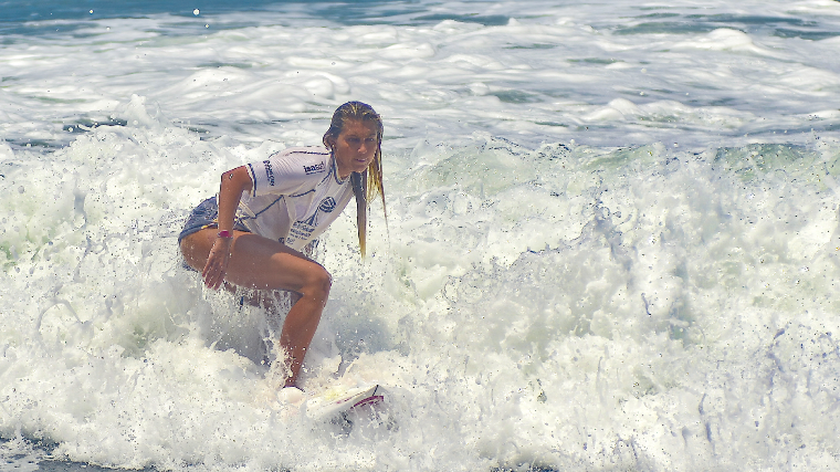 Серфингистка Лейлани Макгонагл из Коста-Рики на Всемирные игры по серфингу ISA в Сальвадоре