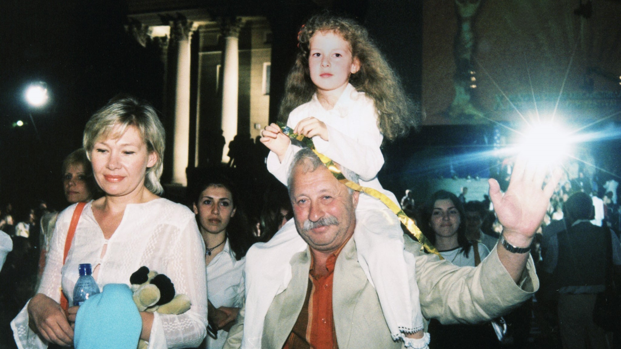 Леонид Якубович приехал на "Кинотавр" с женой и дочкой. Сочи, 2003г.